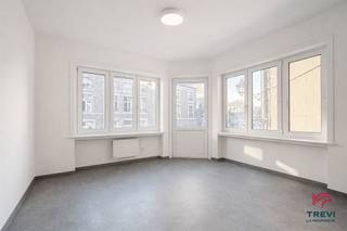 SITUATION DU BIENBien situé Place Albert 1er à Thuin, en plein coeur du centre-ville historique.Environnement urbain et touristique, à proximité...