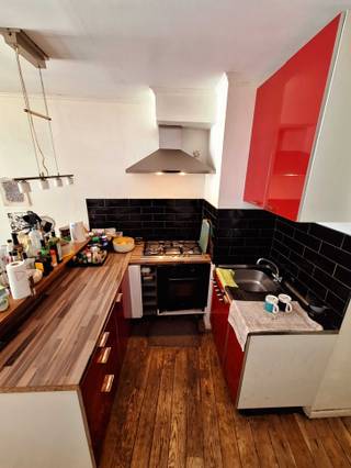 Leuke gelijkvloers appartement in de hippeSt Andries wijk.Vlakbij de Nationalestraat met alle voorzieningen.Opdelinging: binnenkomen doe je aan de...