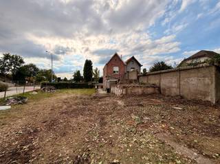 Zin om jouw woon droom waar te maken? Maak van deze af te breken woning jouw nieuwe thuis! De grond beschikt momenteel over een halfopen bebouwing met oprit en garage, gelegen nabij het centrum van Beveren. De indeling van het huidige pand is als volgt: U betreedt de woning via de inkomhal met meteen links de eerste ruimte. Verder door heeft u de tweede en derde ruimte met daarachter een toilet en badkamer. Op de eerste verdieping zijn er twee ruime kamers. De vaste trap naar de zolder geeft nog de mogelijkheid tot het creëren van twee extra kamers.De achterdeur en het poortje aan de voorgevel bieden toegang tot de tuin. Ook via de oprit is gelegen om de hoek, in de Gentseweg. De garage staat achteraan in de tuin waardoor toegang tot de woning zeer eenvoudig is.Nog enkele troeven van dit pand: Totaal af te breken of te renoveren woning wat jou de mogelijkheid geeft om je droom woning te creëren, dicht bij het centrum en zeer centraal gelegen.Interesse? Mail vrijblijvend naar verkoop@bebuild.be en ga met ons ter plaatse.