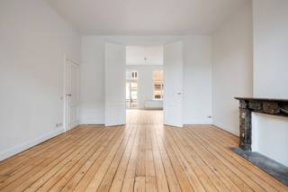 <div>
<div>
<div>
<div>
<p>Dit prachtig lichtrijk duplexappartement bevindt zich op een toplocatie, pal naast de Bourlaschouwburg en tussen de Schuttershofstraat en de Leopoldstraat. Het karaktervolle gebouw in neoclassistische stijl, ontworpen door architect Jacobs en daterend uit 1888, werd stijlvol gerenoveerd met behoud van authentieke elementen. Het appartement spreidt zich uit over de derde en vierde verdieping en biedt twee ruime slaapkamers en een recent volledig vernieuwde badkamer met ligbad, aparte inloopdouche en dubbele wastafel. De grote open leefruimte op warme parketvloeren geniet van hoge plafonds en prachtige originele houten elementen. De volledig ingerichte open keuken, zopas gerenoveerd met vernieuwde keramische kookplaat, oven en vaatwasser; baadt in het licht en vormt een prachtige connectie met de leefruimte. Bovendien geniet je vooraan van een charmant balkon, terwijl achteraan een zonnig terras met zuidwestoriëntatie uitnodigt om te ontspannen. Provisie voor gemeenschappelijke kosten: €80/maand.</p>
</div>
</div>
</div>
</div>
<div>
<div>
<div>
<p>Gelegen tussen de Schuttershofstraat met haar vele exclusieve boetieks en de gallerijen aan de Leopoldstraat, biedt dit appartement een prachtig uitzicht over de Bourlaschouwburg en het omliggende plein. Via de Frankrijklei is men in een mum van tijd zowel uit als in de stad. Kortom een optimale combinatie tussen wonen en werken in de stad! Mogelijkheid tot huren van parkeerplaatsen binnen 100m wandelafstand. Fietsen kunnen binnengezet worden. Huurder gezocht voor de lange termijn. Enkel privé verhuur, niet te huur voor vennootschappen. Onmiddellijk beschikbaar.</p>
</div>
</div>
</div>