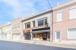 Deze bakkerij met woonst is gelegen op een perfecte locatie in het centrum te Izegem! Op wandelafstand van de markt, openbaar vervoer,...<br /><br />Woonst bestaat uit: woonkamer, keuken, 3 ruime slaapkamers (24, 17 en 16m2), 2 toiletten en een ruime badkamer. Met de vaste trap kun u de zolder bereiken. Ook kunt u genieten van een ruime zonnige tuin!<br /><br />Bakkerij: Bestaat uit een warme en koude ruimte. Naast deze twee ruimtes kunt u ook gebruik maken van de bergruimte voor het stockeren van al uw grondstoffen. <br />Winkel: Is een mooi ingerichte ruimte met gekoelde toonbank, rekken voor het presenteren van alle broodsoorten, verschillende legplanken (Glas), zonnescherm, ... . Verder is er ook een broodautomaat aanwezig om uw klanten van brood te voorzien tijdens de sluitingsuren.<br /><br />Perfect eigendom voor bakkerij of verschillende beroepsdoeleinden!<br /><br />PLUSPUNTEN:<br />- Uitstekende commerciële ligging!<br />- Goeddraaiende bakkerij!<br />- Broodautomaat!<br />- Woning met 3 slaapkamers!<br /><br />EPC: 822 kWh/m2 (UC: 0001946848)<br /><br />Informatieplicht: Dit pand kan onderhevig zijn aan de renovatieverplichting die door de Vlaamse overheid wordt opgelegd voor niet-residentiële gebouwen. Consulteer voor meer informatie de website van het Vlaams Energie- en Klimaatagentschap via <span>https://www.energiesparen.be/nr/renovatieverplichting</span><br />