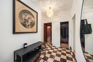 MATCHED: kevin@wellimmo.net voor meer info! De videotour, het grondplan, het gunstig EPC (B), het blanco asbestattest + elektrische keuring kan u alvast downloaden via de Wellimmo-site (‘documenten’)<br /><br />Instapklaar appartement van ca. 150 m² + terras 10m² op een groene toplocatie in Antwerpen-Centrum, pal aan het Albertpark.<br />Aan de voor- én achterzijde kijk je uit op groen, wat zorgt voor rust, veel licht en een heerlijk open gevoel, midden in de stad.<br />Het appartement ligt op de eerste verdieping en is gemakkelijk bereikbaar via de trap alsook via een conforme lift. De huidige eigenaar moderniseerde het appartement maar koos bewust voor het behoud van authentieke, uitgepuurde elementen. Dat maakt het geheel tijdloos en coherent, met het comfort en de beleving van een echte woning.<br /><br />De indeling is ruim en logisch. De riante leefruimte van ca. 50 m² op originele eiken visgraatparket kijkt mooi uit op het park en nodigt uit om te leven, te ontvangen en te genieten.<br /><br />De keuken met eetgelegenheid sluit mooi aan bij de leefruimte en versterkt het huiselijke karakter. Ze is uitgerust met kwaliteitstoestellen en originele elementen zoals het granito werkblad, de Bruynzeel keuken, en de originele tegelvloer werden  behouden om de charme van het appartement te bewaren.<br /><br />In de inkomhal vind je een vestiaire en een apart toilet. Via de nachthal kom je eerst langs een (derde) slaapkamer, ook ideaal als bureau of hobbyruimte. Verderop ligt de sfeervolle badkamer (ca. 6 m²) afgewerkt in prachtig natuursteen, met wastafel, ligbad en genoeg ruimte voor het plaatsen van een tweede toilet of douche.<br />Achteraan zijn er nog twee ruime slaapkamers, allebei met ingemaakte kasten, automatische rolluiken en toegang tot het zonnige terras van 8 m² waarop men rustig van de zon kan genieten. En dan komt de echte stadsbonus: vanop het terras waarop heb je via een trap rechtstreekse toegang tot de gemeenschappelijke parktuin, een zeldzame luxe. Een handige kelderberging is inbegrepen, fietsenberging kan gehuurd worden aan 15€/maand. Parking kan u huren via de stad Antwerpen in 'buurtparking Provinciehuis'.<br /><br />Een zeldzame combinatie van ruimte, groen en een echt woninggevoel op een absolute topligging in Antwerpen-Centrum.<br /><br />Voor meer info of een afspraak: 03/225.00.68 of info@wellimmo.net<br /><br /> 