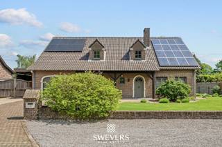 Voor meer info en foto’s, surf naar www.swevers.be – Deze ruime open bebouwing in een rustige straat in Hechtel-Eksel biedt maar liefst 282 m² bewoonbare oppervlakte op een perceel van 14a 15ca. De woning uit 1992 combineert veel leefruimte met een praktische indeling en werd recent opgewaardeerd met onder andere een nieuwe stookolieketel, zonnepanelen, vernieuwde garagepoort en Siemens-toestellen in de keuken. Op het gelijkvloers vindt u een lichtrijke woonkamer van 38 m² met airco, een ruime keuken van 20 m² met toegang tot het terras, een eerste slaapkamer van ca. 16 m², een berging en een apart gastentoilet. De inpandige dubbele garage van 48 m² biedt plaats voor twee wagens en extra stockage. De eerste verdieping telt vier bijkomende slaapkamers, waaronder twee zeer ruime kamers van ca. 32 m² en 28 m². Eén slaapkamer beschikt over airco. De badkamer is uitgerust met een ligbad, dubbele wastafel en toilet, aangevuld met een tweede inloopdouche. Daarnaast is er een ruime kelder van 61 m² en veel zolderruimte voor extra opslag. Buiten geniet u van een groot perceel met een terras van ca. 30 m² en een verzorgde tuin met veel mogelijkheden. Scholen, winkels, openbaar vervoer en ontspanning liggen vlakbij. Ook Nationaal Park Bosland en “Fietsen door de Bomen” bevinden zich in de omgeving. Voor meer informatie, bel 011 255 155. Bron bewoonbare oppervlakte: EPC – verslag.