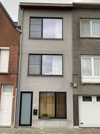 Instapklare woning met 3 slpks op toplocatie (In optie)Deze gerenoveerde en energiezuinige woning is gelegen op een toplocatie aan de rand van het...