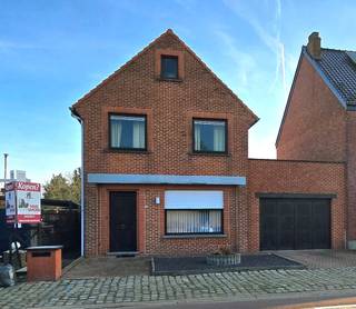 Voor een afspraak bel Tom op het nummer: 0468/09 81 97.Deze woning met renovatiepotentieel biedt een uitstekende opportuniteit voor wie op zoek is...