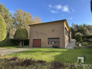 <p><span>Unieke kans: Ruime gezinswoning in groene omgeving te Molenstede (Diest)</span></p><p><span>Droomt u van wonen op een idyllische locatie waar natuur en comfort samenkomen? Deze charmante woning in de Lazarijstraat 115 te Molenstede biedt het allemaal! Hier geniet u dagelijks van een groene woonomgeving.</span></p><h3><span>Ligging</span></h3><ul><li><span>Gelegen in een verkeersluwe straat, vlakbij het vliegveld van Schaffen en het station van Diest</span></li><li><span>Snel bereikbaar naar Diest centrum, winkels, scholen en belangrijke invalswegen</span></li><li><span>Omringd door groen; ideaal voor wandelaars, fietsers en levensgenieters</span></li></ul><h3><span>Indeling &amp; Troeven</span></h3><ul><li><span>3 slaapkamers</span><span>: Ruimte voor het hele gezin, of perfect als thuiswerkplek/hobbykamer</span></li><li><span>Gezellige en lichtrijke woonkamer</span><span> </span></li><li><span>Veranda</span><span>: Geniet elk seizoen van het buitengevoel, ongeacht het weer</span></li><li><span>Praktische garage met extra hobbyruimte</span><span>: Ideaal voor klussers, creatievelingen of extra bergruimte</span></li><li><span>Groene tuin en ruime oprit</span></li></ul><h3><span>Waarom kiezen voor Lazarijstraat 115?</span></h3><ul><li><span>Knappe ligging met vergezichten richting het vliegveld van Schaffen</span></li><li><span>Groen wonen zonder in te boeten aan bereikbaarheid</span></li><li><span>Gezinsvriendelijke buurt</span></li><li><span>Klaar om uw eigen accenten te geven</span></li><li><span>Gelegen in woongebied met landelijk karakter + landschappelijk waardevol agrarisch gebied</span></li></ul><p><span> </span></p><p><span>De woning heeft EPC F. Bijgevolg is de renovatieplicht van toepassing. U dient binnen 6 jaar EPC D te behalen.</span></p><p><span>Op het perceel zit een militaire erfdienstbaarheid, nl. deze van uitwegen voor vluchtverkeer (vastgelegd bij KB).</span></p><p><span>Hierdoor zijn uitbreidingen aan de woning niet mogelijk (worden ongunstig geadviseerd door de dienst Ruimtelijke Ordening).</span></p><p><span> </span></p><p><span>Deze woning is een zeldzame opportuniteit voor wie houdt van natuur, ruimte en comfort.<br />Plan snel uw bezoek en laat u verrassen door het uitzicht én de mogelijkheden van deze unieke woning!</span></p><p><span>Info &amp; bezoek:</span><span><br />Immo Diest  <span>info@immodiest.be</span></span><span>  +32 13 31 25 22<br />Of ontdek meer op <span>www.immodiest.be</span></span><span>. De virtuele tour kan u reeds nu al bekijken op onze website www.immodiest.be</span></p><p><span>Uw nieuwe thuis wacht op u in het groen van Molenstede!</span></p>