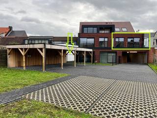 Prachtig appartement met 2 slaapkamers en zonnig terras op de eerste verdieping, gelegen in een kleinschalig gebouw (4 appartementen) in het centrum van Lint . Staanplaats onder carport en gebruik gemeenschappelijke fietsenberging inbegrepen, geen lift aanwezig. De appartementen zijn afgewerkt met hoogwaardige materialen. Hal, ruime woonkamer met zonnig terras en volledig geïnstalleerde open keuken, gastentoilet, berging, 2 slaapkamers, badkamer met inloopdouche. Vloerverwarming d.m.v. warmtepomp, individuele zonnepanelen aanwezig. Maandelijkse provisie voor o.a. elektriciteit gemeenschappelijke delen bedraagt 35 euro/maand. Beschikbaar vanaf november 2026. Voor verdere informatie kan u ons bereiken op via mail info@batimmo-vastgoed.be