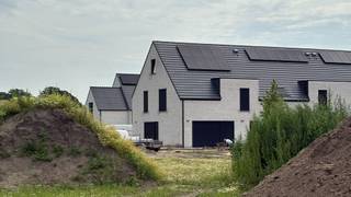 Deze energiezuinige gesloten woning beschikt over 3 slaapkamers en een carport. Het gelijkvloers verwelkomt je met een inkomhal met gastentoilet, een lichtrijke leefruimte en een moderne keuken. Op de eerste verdieping bevinden zich 3 slaapkamers, een badkamer en een apart toilet. De zolder kan naar wens nog verder afgewerkt worden.<br />Meer info? Contacteer ons via 03 808 33 55 of verkoop@wuustwezelhofakker.be<br /> 