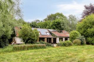 This detached house in Maldegem is located in the countryside for sale, which, in addition to a 14,953m² plot, offers you endless and relaxing...