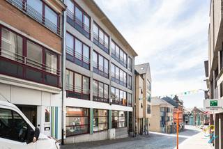 Are you looking for a flat that’s ready to move into, situated in the city centre, hassle-free and with all the necessary certificates in order? Then this spacious 105 m² flat, on the third floor of a fully renovated building, is definitely worth a look.<br /><br />Situated at 20 Brugstraat, this flat puts you just a stone’s throw from shops, schools, public transport and the station. An ideal location, whether you’re looking to live there yourself or to let it out.<br /><br />From the entrance hall, you enter the spacious and bright living room, where large bay windows let in plenty of pleasant natural light. Adjacent to this is the fully fitted kitchen, complete with a handy storage cupboard. The flat also features two spacious bedrooms, a well-maintained bathroom and a separate guest toilet.<br /><br />You’ll find additional storage space in the private cellar.<br /><br />Thanks to its extensive renovation, this flat is completely ready to move into. The energy-efficient finishes ensure a favourable Energy Performance Certificate (EPC); the electrical installation is fully compliant; and the flat also has a certificate confirming the absence of asbestos. The roof and roof insulation have also been renovated.<br /><br />The flat is currently let at €775 per month. <br /><br />Call Jordi on 0477/32.61.53 to arrange a viewing.
