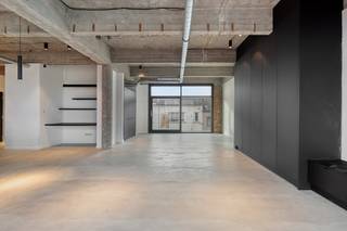 Ce loft à louer à Renaix a récemment été entièrement rénové. Le loft était équipé de placards intégrés, d'un bureau intégré et a été fini avec...