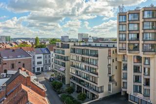 Op zoek naar een interessante investering in het hart van Leuven of een appartement met een uitstekende ligging voor eigen bewoning op termijn? Dan is dit verzorgde éénslaapkamerappartement in Residentie Binnenhof zeker een bezoek waard.<br /><br />Gelegen op de vijfde verdieping, geniet dit appartement van een bijzonder centrale ligging. Op wandelafstand bevinden zich het station van Leuven, het historische stadscentrum, tal van winkels, restaurants, campussen en openbaar vervoer. Dankzij de rustige ligging in de Justus Lipsiusstraat combineert u hier de levendigheid van de stad met aangenaam wooncomfort.<br /><br />Met een bewoonbare oppervlakte van 61 m² beschikt het appartement over een praktische en doordachte indeling. De lichtrijke leefruimte biedt voldoende plaats voor een gezellige zithoek en eetruimte, terwijl de aangrenzende keuken alle nodige comfort voorziet voor dagelijks gebruik. Verder beschikt het appartement over een ruime slaapkamer, een badkamer en de nodige bergruimte.<br /><br />Momenteel is het appartement verhuurd aan € 950 per maand, exclusief kosten, wat het meteen interessant maakt voor investeerders die op zoek zijn naar een onmiddellijk rendement. De combinatie van de centrale ligging, de stabiele verhuurbaarheid en de blijvende vraag naar kwalitatieve appartementen in Leuven maakt van dit pand een waardevaste investering met toekomstperspectief.