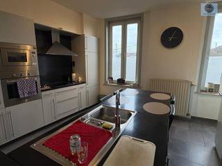 <p><span>MAISON TRÈS BIEN SITUÉE PRÈS DU CENTRE-VILLE</span></p><p><span>Prix indicatif : 175 000 euros</span></p><p><span> </span></p><p><span>Maison très bien située près du centre-ville, de la gare, des commerces et des écoles.</span></p><p><span>Au rez-de-chaussée, on trouve une entrée, un salon avec cuisine ouverte et une salle de bains.</span></p><p><span>À l'étage, on trouve 2 chambres très spacieuses et un grenier où il est possible d'aménager des pièces supplémentaires.</span></p><p><span>Le portail donne accès à la cour intérieure.</span></p><p><span>Vous pouvez également y garer votre voiture.</span></p><p><span>La maison est actuellement louée.</span></p><p><span>Pour les investisseurs : il est possible de prolonger le bail existant.</span></p><p><span> </span></p><p><span>Extrait du plan d'urbanisme/renseignements sur demande !</span></p><p><span>Pour plus d'informations ou pour une visite, appelez le 0475/51.40.73 ou envoyez un e-mail à info@svena.be.</span></p><p><span> </span></p><p><span>Ces informations sont purement indicatives et nous ne pouvons être tenus responsables d'éventuelles inexactitudes.</span></p><p><span>La surface habitable est donnée à titre indicatif.</span></p><p><span> </span></p>