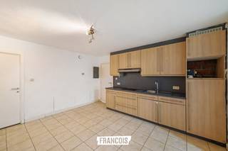 Dit sous-sol appartement is gelegen in het Westerkwartier te Oostende. Er zijn talrijke buurtwinkels in de omgeving en u bereikt het centrum in een handomdraai. <br /><br />Het appartement is ruim en geniet een logische indeling. Zo is er een grote leefruimte met aansluitend de keuken, waar er tevens plaats is voor een eethoek. <br /><br />Verder beschikt u nog over twee slaapkamers en een badkamer. <br /><br />Het gebouw is in eigen beheer zonder professionele syndicus en er is geen lift aanwezig. Hierdoor zijn de maandelijkse lasten beperkter. <br /><br />Bent u op zoek naar een interessante investering? Aarzel dan niet en neem contact op voor meer info of een afspraak. <br /><br />
