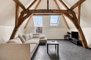 <p><strong>Stijlvol wonen en studeren in het kloppende hart van Mechelen<br /></strong></p><p>Ben jij op zoek naar de perfecte uitvalsbasis voor je studententijd? Zoek niet verder. In deze hedendaagse en trendy studentenresidentie combineer je het comfort van een modern interieur met de bruisende energie van de Mechelse binnenstad. Gelegen op een steenworp van de iconische Vismarkt, woon je hier midden in de actie, omringd door hippe koffiebars, gezellige terrassen en alle winkels die je nodig hebt. Dankzij de uitstekende verbindingen naar het station en de nabijgelegen hogescholen verlies je nooit tijd en sta je binnen enkele minuten in de aula of op het perron.</p><p>De residentie ademt een sfeer van kwaliteit en stijl. Via een aparte ingang krijg je toegang tot een kleinschalig en smaakvol ingericht geheel. Of je nu kiest voor een van de 6 karaktervolle kamers of voor een van de twee volwaardige studio’s, je geniet overal van hoogwaardig, vast meubilair dat speciaal is ontworpen om zowel studeren als ontspannen optimaal te ondersteunen. In de gedeelde leefkeuken en de gezellige tv-ruimte ontmoet je jouw medestudenten voor een ontspannen avond, terwijl je in je eigen unit de rust vindt die nodig is voor je examens.</p><p>Wat deze plek echt uniek maakt, is het Thomas More-label. Dit keurmerk biedt je de garantie dat jouw nieuwe thuis voldoet aan de strengste normen op het gebied van veiligheid, kwaliteit en wooncomfort. Het is een extra zekerheid voor zowel student als ouder, zodat jij je volledig kunt focussen op wat echt telt: een onvergetelijke studententijd beleven in een van de mooiste steden van Vlaanderen. Welkom in je nieuwe thuis in Mechelen!</p><p> </p><p> </p><p>Kamer 1 : Verhuurd  - huurprijs 630€ + forfait kosten<br />Kamer 2 : Verhuurd - huurprijs 585€ + forfait kosten <br /><strong>Kamer 3 : Beschikbaar vanaf 15/09/2026 - huurprijs 520€</strong> + forfait kosten</p><p>Kamer 4 : Verhuurd - huurprijs 520€ + forfait kosten<br /><strong>Kamer 5 : Beschikbaar vanaf 01/06/2026 - huurprijs 490€ </strong>+ forfait kosten<br /><strong>Kamer 6 : Beschikbaar vanaf 01/06/2026 - huurprijs 560€</strong> + forfait kosten<br />Studio 7 : Verhuurd<strong> </strong>- huurprijs 740€ + forfait kosten - (mogelijks voor 2 personen)</p>