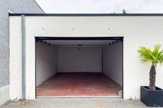 Dit appartement is uitstekend gelegen in Merelbeke, met een vlotte aansluiting naar belangrijke verbindingswegen en in de nabijheid van scholen, winkels en openbaar vervoer.<br />Indeling: ruime leefruimte met aansluitend de keuken, twee slaapkamers, badkamer met dubbele lavabo, toilet en douche, terras en garage.<br /><br />Geen syndicus. <br /><br />Voor meer info of bezoek: contacteer ELLA - CENTER OFFICE: 0492 50 88 18.<br /><br />EPC label C