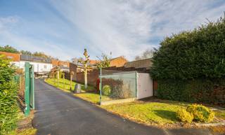 Deze woning is goedgelegen, en biedt veel potentieel voor mensen op zoek naar ruimte.Terras en tuin, dubbele carport achteraan, handige oprit en...
