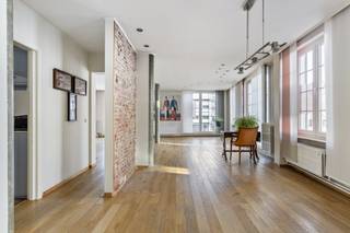 Op het gelijkvloers vind je een ruime, lichtrijke commerciële ruimte met grote raampartijen op de hoek, ideaal voor vrije beroepen met een opgesplitste ingang (bvb: arts, advocaat, kinesist, schoonheidsspecialist of kapsalon). Dankzij de hoeklocatie geniet je van maximale zichtbaarheid, lichtinval en een uitnodigende, stijlvolle uitstraling.De woning beschikt bovendien over een inpandige garage – een zeldzame troef in het stadscentrum.Op de eerste en tweede verdieping bevindt zich het woongedeelte;Eerste verdieping: de ruime leefkamer met eetkamer en moderne open keuken met bijkeuken/berging, aparte toilet.Tweede verdieping: tweede woonkamer en tweede keuken (mogelijkheid tot extra slaapkamers), 1 slaapkamer met dressing met aansluitend de prachtig vernieuwde en moderne badkamer. Aparte toilet, ingebouwde sauna en heel praktische inbouwkasten. Alles is instapklaar, zodat je meteen kan genieten van wonen op een toplocatie.Troeven:Karaktervolle eclectische architectuur met Franse mansardestijlCentrale ligging, op wandelafstand van winkels, scholen en openbaar vervoerHoeklocatie met uitzonderlijke lichtinval en zichtbaarheidIdeaal voor vrije beroepen met wonen erbovenInpandige garageGoede EPC scoreOnmiddellijk beschikbaar en instapklaar.Een zeldzame kans om te wonen én ondernemen in een stijlvol pand in het hart van Vilvoorde!Wenst u meer informatie en/of een bezoek? Contacteer olivia.laporte@dewaele.com