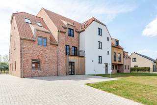 <p>Ontdek dit stijlvolle gelijkvloerse villa-appartement in een hedendaagse nieuwbouwresidentie aan de Herreweg in Brakel. Met een bewoonbare oppervlakte van 100,47 m² biedt het een aangename combinatie van ruimte, licht en modern wooncomfort.</p><p>De lichtrijke leefruimte met open keuken vormt het hart van het appartement. Dankzij de grote raampartijen geniet je van een fijne lichtinval en een rechtstreekse verbinding met het terras en de aansluitende tuin. Een heerlijke plek om buiten te ontbijten, gezellig te tafelen of gewoon te ontspannen.</p><p>Verder beschikt het appartement over twee slaapkamers en de nodige praktische voorzieningen voor comfortabel gelijkvloers wonen.</p><p><strong>Ook op energetisch vlak heeft dit appartement heel wat te bieden:</strong> EPC-label A en individuele zonnepanelen dragen bij aan energiezuinig en toekomstgericht wonen.</p><p>De rustige, groene omgeving is een extra troef, met het centrum van Brakel, winkels en dagelijkse voorzieningen binnen handbereik.</p><p>Een autostaanplaats kan afzonderlijk aangekocht worden voor € 10.000 excl. btw.</p><p>Nieuwbouwverkoop onder het btw-stelsel. De vermelde vraagprijs is exclusief 21% btw en bijkomende aankoopkosten.<br />AI-gegenereerde interieurbeelden ter illustratie.</p><p><strong>Een ideale combinatie van nieuwbouwcomfort, energiezuinigheid en een eigen buitenplek!</strong></p><p>Benieuwd? Contacteer Chiara voor een bezoek!</p>