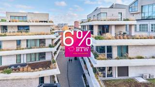 <span><span><strong>Geniet van 6% btw, ook interessant voor investeerders! Informeer naar de voorwaarden.</strong><br /><br />De Bonnefant, Wonen in het midden van de stad en toch omgeven door groen. Een iconisch gebouw op een centrale en culturele locatie waar er ruimte is voor luxe, een onvergetelijke woonervaring of zorgeloos wonen in een assistentiewoning. <br /><br />Tussen de gebouwen van De Bonnefant is een <strong>groene doorsteek</strong> gecreëerd die de Demerstraat rechtstreeks verbindt met het begijnhof. Gezellig vertoeven in één van de twee gemeenschappelijke binnentuinen of liever een barbecue met de buren? Bovendien hebben de terrassen geïntegreerde plantenbakken die zijn uitgerust met een automatisch beregeningssysteem. Een extra groene beleving is verzekerd.<br /><br />Het bestaande RTT-gebouw is volledig gerenoveerd met het behoud van de Hasseltse authenticiteit en verder uitgebreid met energiezuinige nieuwbouw. Parkeren in het centrum is geen evidentie maar toekomstige bewoners van De Bonnefant kunnen parkeren in de ruime ondergrondse parkeerplaats. Je kan ook je fiets kwijt in de fietsenstalling. <br /><br /></span></span>
<p><strong>ASSISTENTIEWONINGEN<br /></strong>Centraal gelegen of rust en persoonlijk comfort? In deze assistentiewoningen hoef je niet te kiezen. 1 of 2 slaapkamers, compact maar alle moderne comfort. Wonen zonder zorgen! Geniet van een uitgebreid pakket aan services en diensten van <strong>erkende zorgpartner</strong> <strong>Begralim</strong>. Zo staat er dag en nacht een <strong>hulpverlener</strong> klaar via een oproepsysteem en kan je een keer per week terecht bij de <strong>woningassistent</strong> voor al je zorgen. Je krijgt bovendien voorrang om te verhuizen naar het Hasseltse woon-en zorgcentrum Sint-Elisabeth. En dit alles voor een<strong> lage vaste dagprijs</strong><strong> van 3€</strong>.</p>
<p><strong>Investeren zonder zorgen</strong></p>
<p>Als investeerder hoef je je geen zorgen te maken over de uitbating van de assistentiewoningen. Die gebeurt door Begralim, een gekende naam in Hasselt. Indien gewenst, neemt Begralim de verhuring voor haar rekening. Later zelf nood aan een assistentiewoning? Dan ben jij natuurlijk verzekerd van een comfortabele assistentiewoning in De Bonnefant.</p>
<p>GENIET NU VAN <strong>6% btw</strong> (onder voorwaarden)</p>
<p>Enkele voordelen op een rijtje:<br />-slechts 12% btw op constructiewaarde (of *6% indien u als koper in aanmerking komt)<br />-vrijgesteld van onroerende voorheffing<br />-onmiddellijk bewoonbaar<br />-verhuur en dienstverlening via Begralim (https://begralim.be/)<br /><br /></p>
<span><strong>ASSISTENTIEWONING A2 AS 02</strong> - verdiep 2<br />- bewoonbare oppervlakte: 63,70 m²<br />- oppervlakte terras: 12,85 m²<br />- leefruimte met open keuken<br />- terras met zicht op de gezellige verkeersvrije Bonnefantensteeg<br />- slaapkamer met ensuite-badkamer<br />- berging<br /><br />Vermelde prijs is exclusief ondergrondse parkeerplaats en exclusief registratie, btw en notariskosten.<br /><br />Alle assistentiewoningen werden intussen volledig afgewerkt en zijn <strong>onmiddellijk bewoonbaar.<br /><br /></strong>Wij ontzorgen je ook voor <strong>de verkoop</strong> van je <strong>huidige woning</strong>! Voor meer uitleg helpen we je graag verder.</span>