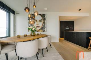 <strong>Uniek wonen op de 21ste verdieping aan de Oosteroever</strong><br /><br />Op zoek naar een <strong>exclusief appartement te koop in Oostende met zeezicht</strong>?<br />Dit prachtig afgewerkte appartement op de <strong>21ste verdieping in de begeerde wijk Oosteroever</strong> biedt een uitzonderlijke woonbeleving met sublieme vergezichten over de <strong>zee, duinen, haven en de skyline van Oostende</strong>.<br /><br />Dit hedendaagse appartement, gebouwd in <strong>2021</strong>, combineert een hoogwaardige afwerking met hedendaags comfort en een indrukwekkende ligging. Dankzij de grote hoogte geniet u vanuit de leefruimtes en de masterbedroom van een uniek en voortdurend veranderend panorama.<br /><br /><strong>Ruime woonkamer met terras en adembenemend uitzicht</strong><br />Via de inkomhal komt u in de stijlvolle en aangename leefruimte.<br />De <strong>ruime woonkamer met sierhaard</strong> vormt het hart van het appartement en geniet dankzij de ligging op de 21ste verdieping van bijzonder veel licht en prachtige vergezichten.<br />Aansluitend bevindt zich het <strong>aangename terras</strong>, de ideale plek om te genieten van een ochtendkoffie, een aperitief bij zonsondergang of simpelweg van het weidse uitzicht over <strong>zee, duinen, haven en stad</strong>.<br />De volledige leefruimte is afgewerkt met <strong>parket</strong>, wat zorgt voor een warme en elegante uitstraling.<br /><br /><strong>Hedendaagse open keuken, volledig ingericht</strong><br />De moderne, open keuken sluit naadloos aan bij de woonkamer en vormt een stijlvol en functioneel geheel.<br />De keuken is <strong>volledig ingericht</strong> en biedt alles wat nodig is voor comfortabel dagelijks wonen en gezellig tafelen.<br />De open indeling versterkt het gevoel van ruimte en zorgt voor een aangename verbinding tussen keuken, eet- en leefruimte.<br /><br /><strong>Drie slaapkamers, waaronder een masterbedroom met subliem zeezicht</strong><br />Het appartement beschikt over <strong>3 volwaardige slaapkamers</strong>.<br />De <strong>masterbedroom</strong> is een echte troef en biedt eveneens een prachtig <strong>zicht op zee</strong>. Deze slaapkamer beschikt bovendien over een <strong>eigen badkamer met ligbad, dubbele lavabo en toilet</strong>, wat zorgt voor extra privacy en comfort.<br />De twee overige slaapkamers zijn ideaal als logeerkamers, kinderkamers, dressing of thuiskantoor. Zij delen een tweede badkamer, uitgerust met een <strong>douche en lavabo</strong>.<br />Daarnaast beschikt het appartement over een <strong>afzonderlijk gastentoilet</strong> en een praktische <strong>bergruimte</strong>.<br /><br /><strong>Hoogwaardige afwerking en hedendaags wooncomfort</strong><br />Het appartement werd gebouwd in <strong>2021</strong> en is bijzonder mooi afgewerkt. De aanwezigheid van <strong>parket doorheen het appartement</strong> zorgt voor een luxueuze en uniforme uitstraling.<br />Voor het verwarmingscomfort is er <strong>vloerverwarming</strong>, aangesloten op het <strong>warmtenet</strong>. Met een <strong>EPC-label A</strong> combineert deze woning hedendaags comfort bovendien met een uitstekende energieprestatie.<br /><br /><strong>Garage mogelijk in de directe omgeving</strong><br />Er bestaat de <strong>mogelijkheid tot aankoop van een garage in de directe omgeving</strong> van het appartement. Een interessante extra troef voor wie comfortabel en veilig wil parkeren in Oosteroever.<br /><br /><strong>Exclusief appartement te koop in Oostende Oosteroever</strong><br />Dit ruime en luxueus afgewerkte <strong>3-slaapkamerappartement in Oostende – Oosteroever</strong> is een unieke kans voor wie op zoek is naar een hoogwaardige woonst op grote hoogte, met <strong>panoramisch zeezicht en zicht over de haven, duinen en stad</strong>.<br /><br />De combinatie van de <strong>21ste verdieping, het uitzonderlijke uitzicht, het ruime terras, 3 slaapkamers, 2 badkamers, open keuken, parketafwerking, vloerverwarming, warmtenet en EPC A</strong> maakt dit appartement bijzonder aantrekkelijk als permanente woning, tweede verblijf of kwalitatieve investering aan de Belgische kust.<br /><br /><strong>Kenmerken in het kort</strong><br /><span>Aangenaam terras met prachtig uitzicht</span><br /><span>Prachtige parketafwerking doorheen het appartement</span><br /><span>Bouwjaar 2021</span><br /><span>EPC : label A</span><br /><span>Vloerverwarming - aangesloten op het warmtenet</span><br /><span>KI: € 1.102</span><br /><span>Mogelijkheid tot aankoop van garage in de directe omgeving</span><br /><br /><strong>Een exclusieve woonbeleving op hoogte, met de zee als dagelijkse achtergrond.</strong><br />