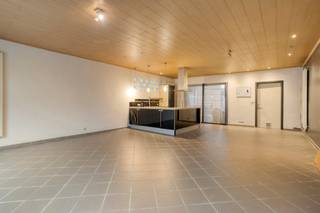 Charmante halfopen bebouwing te koop in de Nachtegaalstraat te Izegem, gelegen op een perceel van 373 m². Deze verzorgde woning, oorspronkelijk gebouwd in 1936 en gerenoveerd in 2007, combineert karakter met hedendaags comfort.<br /><br />Met een bewoonbare oppervlakte van ca. 150 m² beschikt de woning over een lichtrijke leefruimte, een functionele indeling en 3 volwaardige slaapkamers. Bovendien geniet de woning van een conforme elektrische keuring, wat zorgt voor extra gemoedsrust. Achteraan bevindt zich een aangename tuin waar u in alle rust kan genieten van het buitenleven.<br /><br />Indeling van het huis:<br /><br />Gelijkvloers: <br />- inkom met gastentoilet<br />- woonkamer <br />- eetkamer<br />- keuken <br />- wasplaats<br />- nachthall<br />- slaapkamer<br />- badkamer<br /><br />Eerste verdieping<br />- zolder opgedaan als slaapkamer, mogelijkheid tot derde slaapkamer<br /><br />Troeven van het huis: <br />- Conforme elektrische keuring<br />- Gelegen nabij het centrum van Izegem en Ingelmunster<br />- Leuke tuin<br />- Vlotte bereikbaarheid naar het centrum van Izegem en invalswegen, E403, scholen en opbaar vervoer, ...<br /><br /><br />Deze AI-visualisaties zijn bedoeld als inspiratie. Er werd geen rekening gehouden met technische specificaties, stedenbouwkundige voorschriften of de concrete mogelijkheden tot realisatie.<br /><br />Dit pand is onderworpen aan de renovatieverplichting van de Vlaamse overheid voor residentiële gebouwen (behoudens bij sloop binnen 5 jaar na de aankoop). Consulteer voor meer informatie de website van het Vlaams Energie- en Klimaatagentschap via https://www.vlaanderen.be/een-woning-kopen/renovatieverplichting-voor-residentiele-gebouwen<br /><br />Bestuursmaatregelen in het maatregelenregister: nee<br /><br />Deze AI-visualisaties zijn bedoeld als inspiratie. Er werd geen rekening gehouden met technische specificaties, stedenbouwkundige voorschriften of de concrete mogelijkheden tot realisatie.