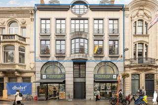 Uniek triplex appartement (ca. 450m²) met 4 slk en riant terras in het centrum van Lier. <br /><br />Algemeen:<br />- Riant triplex appartement met luxueuze afwerking<br />- Gelegen in het centrum van Lier op wandelafstand van de grote markt, station, vesten,...<br />- Mogelijkheden tot kangoeroewonen<br />- Zeer groot dakterras (ca. 70m²)<br />- Mogelijkheid tot aankopen 2 autostaanplaatsen (overdekt)<br />- Lift dewelke toegang biedt tot alle verdiepingen<br />- Gelegen op de 2e, 3e en 4e verdieping<br />- EPC label B<br /><br />Indeling:<br /><span>Tweede verdieping<br /></span>Grote leefruimte met open, volledig geïnstalleerde keuken. Verder bevindt er zich nog een eetkamer en een bureauruimte. Achteraan bevindt zich nog een ruim terras. <br /><br /><span>Derde verdieping <br /></span>Zeer grote master bedroom met ensuite badkamer voorzien van ligbad, dubbele lavabo en inloopdouche. <br />2 extra slaapkamers met telkens eigen badkamer. Ook deze verdieping bevat een terras achteraan.<br /><br /><span>Vierde verdieping <br /></span>De bovenste verdieping is ingericht als appartement met een eigen keuken en leefruimte met ingemaakte kasten. Daarnaast is er nog een mooie badkamer en een slaapkamer. De leefruimte geeft toegang tot het ruim dak terras.<br />Deze ruimte biedt mogelijkheden voor bijvoorbeeld kangoeroewonen.