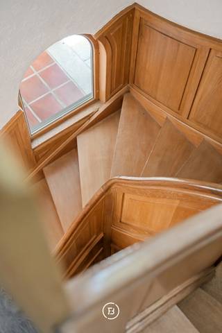 In een rustige en groene omgeving nabij Malmedy bevindt zich Villa Odile, een instapklare villa die comfort, ruimte en veelzijdigheid combineert. Met drie volwaardige slaapkamers, twee badkamers, een ruime tuin en een erkende toeristische vergunning biedt deze eigendom tal van mogelijkheden. Of je nu op zoek bent naar een gezinswoning, een tweede verblijf in de Ardennen of een investering met verhuurpotentieel, Villa Odile vormt een aantrekkelijk geheel in een regio waar natuur en ontspanning centraal staan. De woning biedt een jaarlijks verhuurpotentieel van 40.000 tot 50.000 euro.<br /><br />Gelijkvloers: Via de ruime inkomhal betreed je de woning. De lichtrijke leefruimte met haard vormt het hart van het huis en sluit aan op de aparte eetkamer. De volledig uitgeruste keuken beschikt over alle hedendaagse comfort, waaronder een kookplaat, koelkast, diepvriezer, combi-oven en vaatwasser. Verder bevinden zich op het gelijkvloers een badkamer met douche en lavabo, een afzonderlijk gastentoilet en diverse praktische bergruimtes.<br /><br />Verdieping: De nachthal geeft toegang tot drie ruime slaapkamers die comfortabel plaats bieden aan zes tot acht personen. Op deze verdieping bevindt zich eveneens een tweede badkamer met douche, wastafel en toilet.<br /><br />Buiten: Rondom de woning geniet je van een aangename tuin waar rust en privacy centraal staan. Dankzij de groene omgeving en de beperkte inkijk vormt dit de ideale plek om te ontspannen, gasten te ontvangen of volop te genieten van het buitenleven. Daarnaast beschikt de woning over private parkeergelegenheid op eigen terrein.<br /><br />Villa Odile bevindt zich in het hart van de Oostkantons, een regio die geliefd is om haar uitgestrekte natuur, wandel- en fietsroutes en de nabijheid van de Hoge Venen. De woning combineert een rustige ligging met een vlotte bereikbaarheid naar Malmedy en de belangrijkste verbindingswegen.