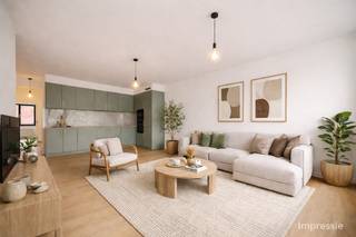 <p>Dit appartement is gelegen op een centrale locatie met alle voorzieningen binnen handbereik. Bovendien ben je in enkele minuten bij de in- en uitvalswegen richting Antwerpen of Brussel. De Bist en het centrum van Wilrijk liggen vlakbij. Voor wie houdt van natuur: het Middelheimpark en het Nachtegalenpark bevinden zich in de nabije omgeving.<br /><br /><span><strong>INDELING</strong></span>:<br /><br />Dit gerenoveerde appartement combineert licht en hoogwaardige afwerking met een uiterst praktische indeling.<br /><br />Bij binnenkomst stap je meteen in een lichtrijke leefruimte met open keuken, wat zorgt voor een aangenaam gevoel. Daarnaast is er een handige nis voorzien waar perfect een vestiaire kan worden ingericht.<br /><br />De leefruimte nodigt uit tot gezellig tafelen en ontspannen, met grote ramen die zorgen voor een overvloed aan natuurlijk licht en een open sfeer.<br /><br />De open keuken is een echte troef: royaal van formaat, volledig uitgerust met alle toestellen en stijlvol afgewerkt.<br /><br />De nachthal leidt naar een riante moderne badkamer, afgewerkt met oog voor detail. Denk aan een dubbel lavabomeubel, een inloopdouche met elegante marmerlook tegels en luxueuze bronzen kranen. Tenslotte is er een toilet aanwezig. <br /><br />Aan de rustige achterzijde van het gebouw bevinden zich twee slaapkamers, waarvan één toegang biedt tot het terras van ca. 10 m².<br /><br />Extra praktisch is de kelderberging die bij het appartement hoort.<br /><br /><span><strong>BIJZONDERHEDEN</strong></span>:<br /><br />- Hoogwaardige renovatie<br />- Terras ca. 10m²<br />- Maandelijkse lasten ca. €156/maand (incl. privatief waterverbruik)</p>