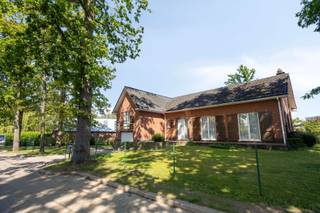 <p><span>Ruime vrijstaande woning met 3 slaapkamers. De woning is gelegen in een doodlopende straat op een perceel van 10a 44ca. De woning ligt op fietsafstand van het centrum waar je o.a. een bakker, supermarkt, apotheek, ... kan terugvinden. De oprit E19 Zemst (Antwerpen-Brussel) bevindt zich op minder dan 5 minuten. Het recreatiedomein Sport Vlaanderen Hofstade situeert zich op een boogscheut.</span></p><p><span> </span></p><p><span>INDELING</span></p><p><span>Gelijkvloers (0): garage. Gelijkvloers (+0,5): inkomhal met gastentoilet, badkamer, ruime en lichtrijke leefruimte met houthaard, keuken en berging. Eerste verdieping (+1): nachthal/overloop, 3 slaapkamers. Zolder (+2): zolder te bereiken via een vaste trap met recreatieruimte en mogelijkheid voor een vierde slaapkmaer (mits plaatsen Velux). Kelder (-0,5): kelder onder rechtse gedeelte woning.</span></p><p><span> </span></p><p><span>ATTESTEN: </span><span>alle attesten staan ter beschikking op onze website.</span></p>