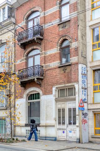 Rez-de-chaussée commercial avec atelier à l’arrière, au cœur d’UccleBâtiment principal côté rue – Composition :À droite : entrée cochère (± 10 m²),...