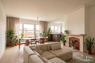<p><span>Op zoek naar een appartement waar je enkel nog je meubels moet zetten? Dan zit je hier goed. Dit hoogwaardig gerenoveerde appartement combineert een warme, hedendaagse afwerking met een ruime leefomgeving, twee slaapkamers en een rustige ligging in een aangename woonbuurt van Deurne.</span><span><br /><br /></span></p><p><span>Licht, ruimte en karakter</span></p><p><span>Je komt binnen in de centrale inkomhal met maatkasten die meteen veel opbergruimte biedt. Van hieruit wandel je door naar de leefruimte, waar de mooie parketvloer, grote raampartijen en authentieke schouw meteen in het oog springen. Dankzij de brede gevel geniet je hier van veel natuurlijk licht en een aangenaam open gevoel. De leefruimte biedt meer dan voldoende plaats voor een ruime zithoek én een grote eettafel.</span></p><p><span> </span></p><p><span>Eyecatcher: de nieuwe leefkeuken</span></p><p><span>De volledig nieuwe open keuken vormt het hart van het appartement. Het grote schiereiland nodigt uit om gezellig te ontbijten, te aperitieven of samen te koken. De combinatie van donkere houttinten, een licht natuursteen werkblad en kwaliteitsvolle toestellen zorgt voor een stijlvolle uitstraling die tegelijk warm aanvoelt. Extra: een koffiehoekje met LED-verlichting.</span></p><p><span> </span></p><p><span>Twee slaapkamers en een fijn terras</span></p><p><span>Achteraan bevinden zich de twee slaapkamers. De grootste kamer beschikt over ingemaakte kasten en voldoende plaats voor een kingsize bed. De tweede slaapkamer geeft rechtstreeks uit op het overdekte terras, een rustige plek met westelijke oriëntatie waar je na het werk nog van de avondzon geniet. De badkamer is uitgerust met een ruime ingewerkte inloopdouche waar de tegel mooi in doorloopt, stijlvol lavabomeubel, maatkasten en handdoekradiator. Het toilet en de wasruimte hebben elk hun eigen plek gekregen.</span></p><p><span> </span></p><p><span>Rustig wonen tussen groen en stad</span></p><p><span>Je woont hier in een fijne, residentiële buurt waar gezinnen, jonge koppels en buurtbewoners elkaar nog kennen. Voor een wandeling of een ochtendloop hoef je niet ver: zowel het Boekenbergpark met zijn iconische zwemvijver als het gezellige Te Boelaerpark liggen op wandelafstand. Ook het Rivierenhof bereik je in enkele minuten met de fiets.</span></p><p><span>Voor je dagelijkse boodschappen vind je verschillende supermarkten vlakbij, terwijl je voor een koffie, lunch of aperitief terechtkunt in de gezellige zaakjes rond de Gitschotellei. Zin in wat meer stadsleven? Met de fiets of tram sta je in geen tijd in het centrum van Antwerpen.</span></p><p><span>Scholen, sportclubs, openbaar vervoer en velo-stations bevinden zich allemaal in de directe omgeving. Bovendien rijd je van hieruit bijzonder vlot naar de Ring en de Singel, waardoor je zowel de stad als de rest van Antwerpen snel bereikt.</span></p><p><span>Geen maatregelen in het Vlaams Handhavingsplatform</span></p>