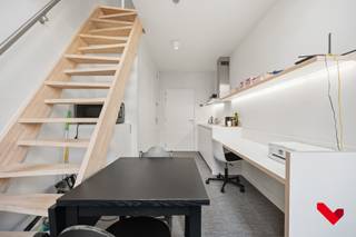 Welkom in residentie 'Ace', gelegen in een rustige buurt, in hartje Leuven. Deze studio biedt alles wat je nodig hebt om te studeren, te ontspannen en te genieten van een fantastische studententijd!<br /><br />Stap binnen en ontdek jouw eigen privéruimte, compleet met een eigen badkamer én keuken voor het ultieme gemak en privacy. Jouw bureau wacht geduldig op jouw aantekeningen en opdrachten, terwijl het comfortabele bed klaarstaat om jou te verwelkomen na een lange dag van studeren.<br /><br />De keuken is voorzien voor een vitro-keramische kooplaat, dampkap, koelkast met vriesvak en een spoelbak. In de badkamer vinden we een douche, wastafel en wc. Daarnaast heb je met een ruime kleerkast voldoende opbergruimte voor al jouw kleding en persoonlijke spullen.<br /><br />Deze ruime studio in residentie 'Ace' biedt niet alleen een comfortabele leefruimte, maar ook een uitstekende investeringsmogelijkheid. In een stad waar de vraag naar studentenhuisvesting constant hoog is, is deze studio een waardevolle activa die stabiele inkomsten kan genereren op lange termijn. De kamer is momenteel verhuurd t.e.m. 31/08.<br /><br />Of je nu wilt studeren, ontspannen of nieuwe vrienden wilt ontmoeten, deze studentenkamer biedt de perfecte balans tussen comfort, functionaliteit, financiële zekerheid en de levendige atmosfeer van hartje Leuven.<br /><br />Maak je klaar om het studentenleven te omarmen en jouw nieuwe thuis te vinden in deze uitnodigende ruimte.<br /><br />Aarzel niet en contacteer BVM Vastgoed op 016 23 21 45 of via info@bvm-vastgoed.be