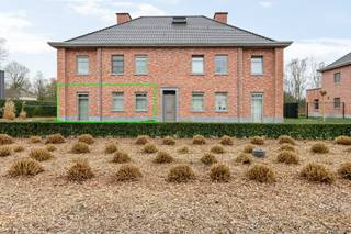 Welkom in de prachtige en verzorgde residentie ‘Kasteelhof’, een kleinschalig en residentieel geheel van drie stijlvolle gebouwen met telkens slechts vier appartementen. Deze doordachte opbouw garandeert u privacy en een aangename woonsfeer. De gebouwen zijn onderling verbonden via een ondergrondse garage met privatieve staanplaatsen en individuele kelderbergingen, en worden afgesloten met een automatische poort, zowel aan de straatkant als aan de ondergrondse parking, wat uw veiligheid én privacy ten goede komt.<br /><br />Deze appartementen zijn gelegen op een absolute toplocatie, op de grens van Schilde en Sint-Antonius, en geniet van de perfecte combinatie tussen groen en bereikbaarheid. Op wandelafstand vindt u winkels, openbaar vervoer en verbindingswegen naar omliggende gemeenten. Momenteel zijn er nog 2 gelijkvloers appartementen te koop welke op dit ogenblik verhuurd zijn.<br /><br />INDELING: Het appartement bevindt zich op het gelijkvloers en kan betreden worden via de gemeenschappelijke inkomhal of rechtstreeks vanuit de ondergrondse garage, waar u met de lift of trap naar uw verdieping wordt gebracht. U wordt verwelkomd via een ruime inkomhal met vestiaire en apart gastentoilet. De lichte en ruime leefruimte met open keuken baadt in natuurlijk licht en kijkt uit op het groen. De keuken is volledig uitgerust en beschikt over een handige, aparte berging met aansluiting voor wasmachine en droogkast.<br /><br />Grenzend aan de woonkamer bevindt zich een aparte bureauruimte, ideaal voor wie van thuis uit werkt of nood heeft aan een werkplek. Vanuit de leefruimte wandelt u verder naar het terras en de grote tuin. Een perfecte plek om te ontspannen met zicht op rustgevend groen (de foto van de veranda is van een ander appartement welke al verkocht is - de overige gelijkvloers appartementen hebben geen veranda). <br /><br />Via de nachthal bereikt u twee volwaardige slaapkamers, waarvan één voorzien is van praktische ingemaakte kasten. De moderne badkamer is uitgerust met een stijlvolle inloopdouche en een lavabomeubel.<br /><br />Bovendien beschikt het gebouw over een extra zolderruimte die u kunt gebruiken voor bijkomende opslag, en is er een privatieve kelderberging inbegrepen in de prijs.<br />2 ondergrondse autostaanplaatsen zijn verplicht bij aan te kopen aan 25.000 euro/staanplaats. Voor bezoekers is er overigens voldoende parkeergelegenheid vooraan het gebouw.<br /><br />Bijzonderheden:<br />+ Energiezuinig appartement<br />+ Gelegen in een prachtige, verzorgde residentie<br />+ Verzorgde en zonnige tuin met zicht op groen<br />+ Ondergrondse kelderberging inbegrepen<br />+ Mogelijkheid tot bijkomende staanplaats<br />+ Lift aanwezig<br />+ Extra zolderruimte beschikbaar