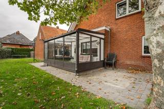 Op een centrale en rustige ligging in Pelt vinden we deze ruime, instapklare gezinswoning met een bewoonbare oppervlakte van 171 m² op een perceel van 478 m². De woning combineert een stevige bouwstructuur met moderne afwerking en biedt alle comfort voor een hedendaags gezin.<br />🏡 Indeling<br />Bij het binnenkomen via de inkomhal met trap bereik je de lichtrijke leefruimte met eetplaats en zithoek. Aansluitend bevindt zich de volledig uitgeruste keuken, voorzien van alle nodige toestellen. Verder is er op het gelijkvloers nog een apart toilet, berging en toegang tot de kelder voorzien.<br />Op de verdieping zijn er 3 slaapkamers, waaronder een charmante kinderkamer, en een moderne badkamer met inloopdouche en hangtoilet. De zolderverdieping werd eveneens afgewerkt en is momenteel ingericht als 2 slaapkamers. Deze ruimt kan eveneens dienen als een extra leefruimte of kan dienen als hobbykamer/dressing met bijkomende slaapkamer.<br />🌿 Buitenruimte<br />Achteraan geniet je van een gezellige tuin met voldoende privacy en ruimte voor ontspanning. De vrijstaande garage biedt extra bergruimte en parkeermogelijkheden.<br />✅ Troeven van deze woning<br />Bewoonbare oppervlakte: 171 m²<br />Perceeloppervlakte: 478 m²<br />Instapklare woning – netjes afgewerkt en onderhouden<br />Moderne keuken en badkamer<br />Afgewerkte zolder met extra ruimte<br />Nieuwe gasketel<br />Dak recent gerenoveerd<br />Vrijstaande garage<br />Rustige ligging, op wandelafstand van winkels, scholen en openbaar vervoer<br />Deze woning is ideaal voor gezinnen die op zoek zijn naar een ruime en verzorgde woning in een aangename woonomgeving.<br /><br />Wil jij deze woning zelf ontdekken?<br />📞 Neem vandaag nog contact met ons op voor meer info of een bezoek!