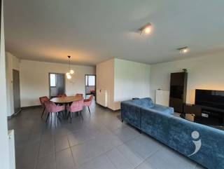 <p><span>Mooi en ruim appartement met zeer goede ligging, op een woonerf langs de rustige Martelarenlaan die nu een fietsstraat is geworden en tegenover het recent aangelegde Belle-Vue park. Bovendien ligt het appartement op wandelafstand van het station van Leuven.<br />Dit lichtrijke appartement is voorzien van vele raampartijen en heeft uitzicht via de leefruimte op een mooi terras en tuin.<br />In de private tuin kan men genieten van een avondzonnetje en tot rust komen van de stadsdrukte.<br />De grote leefruimte biedt ruim plaats voor een grote eettafel en gezellige zithoek.<br />Deze ruimte loopt over in een mooie keuken die van alle nodige toestellen voorzien is.<br />Naast de keuken is er een handige en ruime berging met ruimte voor wasmachine en droogkast.<br />Er zijn 2 ruime slaapkamers en een badkamer die zowel een bad als een aparte douche heeft.<br />Tevens is er een apart toilet.<br /><br />Bij het appartement is er een staanplaats voor de wagen en een kelder.<br />Het appartement is tevens voorzien van een inbraak-alarminstallatie.<br />Gemeenschappelijke lasten bedragen 90 euro per maand<br />Beschikbaar vanaf 1/1/2027</span></p><p><span> </span></p><p><span><br /><br />Interesse in dit appartement? </span><span>Vraag uw bezoek aan via onze website.</span></p><p><span> </span></p>