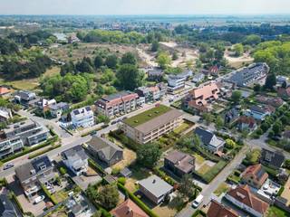 Découvrez la Residentie Mezzo à Koksijde, où luxe, confort et situation idéale se rencontrent. Ce nouveau projet de construction prestigieux est situé à l'angle principal de Middenlaan, près des dunes de Hoge Blekker, et de la très animée Zeelaan à Koksijde. Un carrefour de paix et de dynamisme.<br /><br />Que vous recherchiez une résidence permanente luxueuse, une résidence secondaire sans soucis sur la côte ou un investissement immobilier rentable, Residence Mezzo a tout ce qu'il vous faut. <br /><br />La Residence Mezzo dispose de 18 appartements élégants, harmonieusement répartis sur 3 étages. <br /><br />Chaque unité résidentielle se caractérise par un aménagement bien pensé et confortable. <br /><br />Vous pouvez choisir entre des appartements d'une ou trois chambres, chacun avec une belle terrasse spacieuse. Vous optez pour le rez-de-chaussée ? Ensuite, vous avez également un jardin privé confortable.<br /><br />Tous les besoins pratiques ont été pensés : chaque appartement dispose en standard de son propre espace de rangement au sous-sol. En outre, des garages souterrains et des places de parking sont également disponibles. <br /><br />Vous êtes intéressé par Residentie Mezzo à Koksijde ? N'hésitez pas à demander la brochure avec les plans et les prix auprès de la responsable des dossiers Sarah Velle au 0470 10 52 78 ou à sarah.velle@dewaele.com.<br /><br />Registre des mesures: non