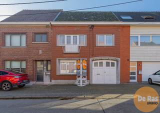 KIJKDAG ZATERDAG 7 MAART VAN 10u TOT 12u ( OP AFSPRAAK!)<br /><br />HOFSTADE - WONING MET 3 SLAAPKAMERS, TUIN EN GARAGE<br /><br />Deze eigendom is zeer rustig gelegen nabij het jaagpad, winkels, centrum Hofstade/Aalst en openbaar vervoer.<br />Op het gelijkvloers biedt deze gezinswoning een garage waarbij de inkom kan afsplitst worden, een woonkamer met traphal en in de achterbouw is er de keuken, toilet en berging.<br /><br />Op het eerste verdiep, bestaande uit betonnen gewelven, heb je drie ruime slaapkamers en badkamer. In de nachthal is er nog een zolderluik met toegang tot de grote zolder, die eventueel extra mogelijkheden kan bieden.<br /><br />De woning is voornamelijk voorzien van dubbele beglazing, CV op gas, 18 cm isolatie onder het zadeldak alsook daar een betonnen vloerplaat.<br /><br />De afgesloten tuin met pas vernieuwd terras is de parel van de woning! Een ideaal, zonnig speelterrein voor kind of huisdier.<br /><br />Maak snel je afspraak op 053/60.65.60!