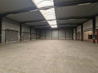 For rent: warehouse of approx. 2,000 m² with a clear height of 6 m, including approx. 150 m² of office space, loading docks, an access ramp, and...
