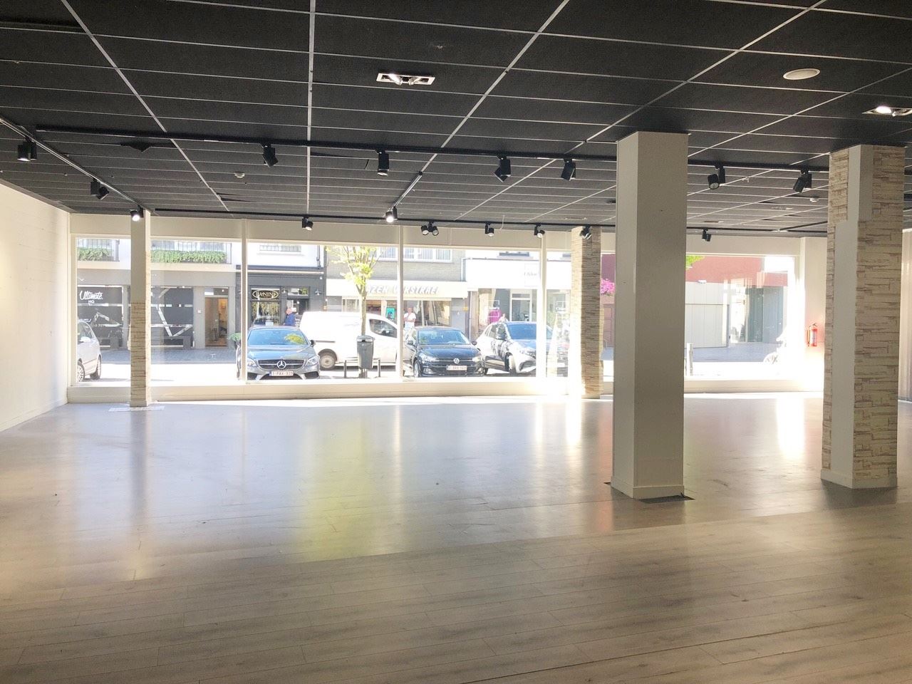 RUIM COMMERCIEEL PAND 915 M2 MET PARKING - foto 5