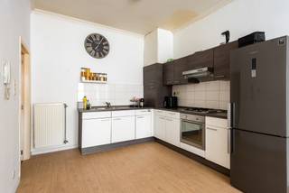 <b>Recent 1-slaapkamer appartement aan Slachthuissite<br /><br /></b>- Reeds 30% verkocht van project -<b><br /></b>Gelegen aan de Slachthuissite: een buurt die de laatste jaren enorme stappen heeft gemaakt en momenteel erg veel investeerders aantrekt door haar geschiedenis en veelbelovend toekomstperspectief.<br />De komende jaren zal hier een aanzienlijke <strong>transformatie </strong>plaatsvinden met verschillende nieuwe <strong>ontwikkelingsprojecten </strong>en <strong>herbestemmingen </strong>van historische panden.<br />Deze buurt biedt de bewoner een unieke mix van de authentieke, industriële charme en de moderne stadsvernieuwing.<br />In combinatie met een uitzonderlijk mooie mobiscore is het hier aantrekkelijk wonen voor wie wil genieten van het stadsleven, zonder in te boeten aan comfort en leefbaarheid.<br /><br />Het appartement zelf meet 59 m² en werd volledig <strong>gerenoveerd </strong>in 2008: voorzien van moderne afwerking en faciliteiten.<br />De EPC-score van B houdt in dat er geen renovatieverplichting geldt!<br />Er is een <strong>aparte slaapkamer </strong>die voldoende ruimte biedt voor een tweepersoonsbed en een kledingkast. De badkamer werd uitgerust met modern sanitair.<br />De lage maandelijkse kosten van slechts 25 euro maken dit appartement bijzonder aantrekkelijk voor zowel starters als investeerders.<br /><br /><strong>Bijzonderheden:<br /></strong><span>- Volledig verbouwd in 2008</span><br /><span>- Verhuurd - mits inachtname huurders</span><br /><span>- Aparte meters<br /></span>- Kelderberging