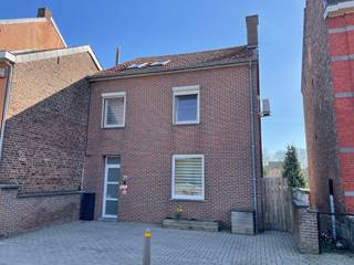 Aan de rand van de stadskern te Landen, hier de Overwindenstraat, treffen we deze woonst, onlangs volledig gerenoveerd.<br />De Overwindenstraat 39 kenmerkt zich volledig door zijn nabijheid bij het station, de scholen, de winkels, alle sportaccomodatie, de rust (vooral achteraan langs de tuinkant). Hier kom je meteen op een wandelpad, dat binnenkort nog van meer extra groen wordt voorzien door Stad Landen.<br />Op het gelijkvloers treffen we de ruime inkomhal, die verder toegang biedt tot het toilet, de gerenoveerde badkamer, de bovenverdieping en de leefruimte. Die leefruimte is netjes en gezellig ingericht en ook hier heb je meteen connectie met een super hypergeïnstalleerde keuken. Wauw.....<br />Wanneer je staat te kokkerellen geniet je echt van het super leuke terras buiten en de tuin. Via de tuin heb je ook nog recht op een wasplaats, die ook dienst kan doen als berging.<br />Op de eerste verdieping : 3 slaapkamers en tevens werd ook de zolderkamer, bereikbaar via een vaste trap, volledig ingericht.<br />Er is een kelder en achteraan in de tuin twee garages.<br />Voordelen nog es op een rijtje : zonnepanelen aanwezig sinds 2020 (13 stuks, zonder groene stroomcertificaten), alarm (verisure), airco's in de keuken en op 2 slaapkamers, rolluiken in de slaapkamers, rechts van de woning heb je een zijingang naar de tuin, twee garages achteraan in de tuin langs het wandelpad, vloeren en plafonds geïsoleerd, 4 slaapkamers en een topkeuken...<br />Je zal snel verwonderd staan hoor.<br />Neem snel contact op voor een afspraak op 011/361919