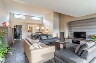 Aan de Bosstraat 66 ligt deze eigendom met een gelijkvloers van 180 m² en bovenliggende woonst: een instapklaar luxe appartement (van ca 260...