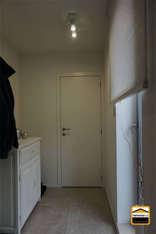 Ruim energiezuinig appartement met 2 slaapkamers en overdekt terras. Recent en energiezuinig appartement op gunstige locatie en met een goede...