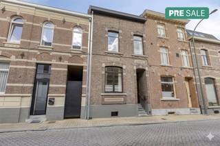 De woning dateert van 1935, waarvan de originele trap en de authentieke handgekapte kerkdallen in de inkomhal werden behouden. Deze inkomhal...