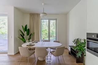 Notre site web ne présente qu'une petite partie de l'offre du projet « Bloei ».<br /><br />Les quatre derniers appartements de la phase 1 de Bloei seront achevés en 2025 et seront immédiatement prêts à être emménagés. Cela signifie que les nouveaux résidents pourront profiter immédiatement de leur nouveau logement, sans travaux de rénovation ou de réaménagement supplémentaires.<br /><br />N'hésitez pas à nous contacter pour obtenir un aperçu de tous les biens disponibles à Bloei et visiter l'appartement témoin.<br /><br />Bloei est synonyme de verdure, d'accessibilité et d'abordabilité à Gand, avec la nature comme fil conducteur, situé entre un nouveau parc durable et une forêt existante.<br />Bloei est en cours de construction entre Gand-Sint-Pieters, The Loop et AZ Maria Middelares. La ville de Gand investira dans cette zone au cours des prochaines années afin de créer un nouveau quartier dynamique.<br /><br />Le projet<br /><br />Le projet résidentiel Bloei, réparti sur plusieurs bâtiments le long du Vossenbos, se compose d'un mélange d'appartements de 1, 2, 3 et 4 chambres, tous dotés d'une terrasse spacieuse.<br /><br />Les grandes fenêtres de Bloei laissent entrer la lumière, tout en vous offrant une vue dégagée sur le parc ou la forêt, dans le respect de votre intimité. Les appartements Bloei sont agencés de manière pratique afin que vous puissiez utiliser au mieux tout l'espace et les meubler selon votre propre style et vos souhaits. Grâce à des finitions élégantes et de haute qualité, les logements Bloei ont un aspect attrayant. Dans la phase 2, nous vous proposons le bâtiment Marjolein (4) et le Steenanjer (5).<br /><br />Durabilité<br /><br />Tous les logements de Bloei sont presque neutres en énergie (BEN) et répondent pleinement aux exigences plus strictes en matière de consommation d'énergie. Ils sont notamment équipés de panneaux solaires et de pompes à chaleur. Le parc de Bloei, qui sera aménagé, sera également placé sous le signe de la biodiversité.<br />Des appartements aménagés de manière optimale avec de grandes terrasses, un environnement de vie sûr et plusieurs lieux de rencontre permettent aux jeunes et aux moins jeunes de se sentir chez eux à « Bloei ».<br /><br />Situation<br /><br />Avec un mobiscore de 8,9/10, « Bloei » est idéalement situé à proximité de la gare de Gand-Saint-Pierre, la principale voie d'accès vers et depuis Gand. Le centre de Gand, avec ses nombreux magasins, sites culturels et restaurants conviviaux, est facilement accessible à vélo et en transports en commun. Vous pouvez également vous rendre facilement à Bloei à vélo grâce aux nombreuses pistes cyclables.<br /><br />Un bel appartement neuf ou un investissement intelligent ? « Bloei » a tout pour plaire !<br /><br />Prix fixe et non révisable.<br /><br />Prenez rendez-vous dès maintenant avec Anthony au 0488/14 62 77 pour obtenir des informations détaillées.