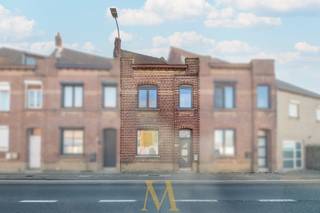 Deze instapklare woning nabij het centrum van Deerlijk combineert ruimte, licht en functionaliteit met een vlotte bereikbaarheid richting de E17.<br /><br />Bij het binnenkomen wordt u verwelkomd in de inkomhal die toegang biedt tot een lichtrijke leefruimte, waar de gezellige gaskachel zorgt voor extra warmte en sfeer. Aansluitend vindt u een recent volledig geïnstalleerde keuken, ideaal voor wie graag kookt. Verder beschikt het gelijkvloers over een apart toilet, een badkamer met ligbad en dubbele wastafel, én een droge kelder voor extra opslagruimte.<br /><br />Op de eerste verdieping bevinden zich drie slaapkamers: twee volwaardige ruime kamers en een derde kamer die perfect kan dienen als kinderkamer, dressing of bureauruimte.<br /><br />De tweede verdieping bevindt zich de ruime master bedroom, aangevuld met een tweede badkamer voorzien van een inloopdouche en een apart toilet, ideaal voor extra comfort en privacy.<br /><br />Buiten geniet u van een zonnige tuin met tuinhuis en een praktische uitweg achteraan. Bovendien is er mogelijkheid om twee wagens te parkeren.<br /><br />Troeven van deze woning:
<ul>
	<li>Instapklaar</li>
	<li>Dubbele beglazing (PVC)</li>
	<li>Uitweg achteraan</li>
	<li>Zonnige tuin</li>
	<li>Vlotte bereikbaarheid (nabij E17)</li>
</ul>
<br />Interesse of een bezoek plannen?<br />Contacteer Maxime Vanneste via 0498 44 78 00 of info@maximevanneste.be.