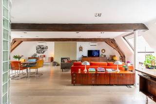 Quares - TREVI Groep presenteert :<br />Wonen in het hart van Antwerpen met rust, ruimte en karakter? Dit uitzonderlijke duplex appartement in de Lange Brilstraat combineert historische charme met hedendaags comfort op topniveau.<br /><br />Gelegen in een prachtig 16e-eeuws stadspaleis, ontwikkeld door Gilbert van Schoonbeke, bevindt zich dit volledig gerenoveerde en instapklare penthouse van maar liefst 134 m² en een enorm groot en goed georiënteerd terras. Het gebouw werd met zorg opgedeeld in enkele exclusieve appartementen en verkeert vandaag in uitstekende staat.<br /><br />Indeling & troeven<br /><br />Bij het betreden van het appartement valt meteen de indrukwekkend ruime en lichtrijke leefruimte op, waar authenticiteit en licht centraal staan. De living werd volledig voorzien van een mooie parketvloer, gezellige open haard, airco en een prachtige trap volledig afgewerkt in glas. De ruimte biedt bovendien voldoende mogelijkheden voor het integreren van één of meerdere thuiswerkplekken (zie bureauruimte).<br /><br />Aansluitend bevindt zich het absolute pronkstuk: een zonnig en uitzonderlijk ruim terras van 34 m², perfect georiënteerd en vormt zo een zeldzame, rustige oase midden in de stad.<br /><br />De open, hypergeïnstalleerde Cubex-keuken (2019), sluit naadloos aan op de leefruimte en is afgewerkt met hoogwaardige materialen en toestellen. Verder beschikt deze verdieping over een praktische berging en een gastentoilet.<br /><br />Op de bovenverdieping bevindt zich een ruime en lichtrijke slaapkamer met zichtbare authentieke balken die het karakter van het pand extra benadrukken. Aansluitend is er een ensuite dressing, een extra berging/technische ruimte en een luxueuze ensuite badkamer (2019) uitgerust met ligbad, inloopdouche, dubbele wastafel en toilet.<br /><br />Extra comfort & pluspunten:<br /><br />-Zeer gunstig EPC (label B) – energiezuinig wonen<br />-Conforme elektrische keuring (AREI)<br />-Volledig kwalitatief gerenoveerd (2019)<br />-Asbestvrij<br />-Airco<br />-Zeer lage gemeenschappelijke kosten<br />-Gelegen in een prachtig historisch gebouw<br />-Mogelijkheid tot overname van 1 of 2 ondergrondse autostaanplaatsen in de nabije omgeving<br /><br /><br />Gelegen in het historische centrum van Antwerpen, op wandelafstand van gezellige pleinen, restaurants, winkels en cultuur. Hier geniet u van het beste wat de stad te bieden heeft, gecombineerd met rust en privacy.<br /><br />Interesse in dit unieke aanbod? Neem contact op voor een persoonlijke rondleiding.