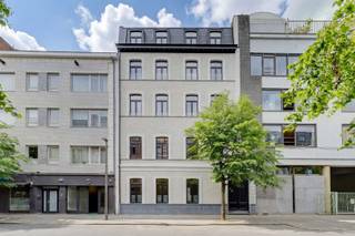 <p>Prachtig nieuwbouwappartement op het Zuid</p><p>Droom jij van een topappartement op het bruisende Zuid? De buurt die altijd leeft? Ontdek samen met ons residentie Antoine, gelegen in de Scheldestraat tussen de Marnixplaats en het Zuidpark. Hier woon je op wandelafstand van het Museum voor Schone Kunsten, de Scheldekaaien en met de beste koffiebars en terrasjes gewoon om de hoek. In een mum van tijd op de ring van Antwerpen of in het centrum van de Stad.</p><p>• De toplocatie en hipste buurt in Antwerpen<br />• Mogelijkheid tot aankoop aan 6% BTW<br />• Gezellig overdekt terras<br />• Lift en ondergrondse fietsenberging aanwezig<br />• Bijna energie neutraal (warmtepomp, zonnepanelen, vloerverwarming, … )</p><p>Het appartement is gelegen op de gelijkvloerse verdieping van een kleinschalig nieuwbouw gebouw. Via de inkomhal met royale plafonds bereik je het appartement.</p><p>De hoge plafonds, mooie visgraatparket en een hoogwaardige afwerking vallen meteen op. Hier wil je wonen, hier wil je niet meer buiten. Er is een grote leefruimte met toegang naar de ruime stadstuin via het schuifraam. De keuken is verbonden met het eetgedeelte van de leefruimte. Verder een masterberoom en gastenkamer met een gedeelde badkamer met grote inloopdouche. Er is nog een aparte berging met alle technieken en aansluiting voor wastoestel en droogkast.</p><p>Je spullen fietsen berg je op in de kelderberging en fietsenberging.</p><p>Het project bestaat uit 5 ruime en lichte appartementen met 2 slaapkamers en<br />terrassen.</p><p>Plan je bezoek via www.sinjoor.be of bel ons voor meer informatie 03 283 05 00.</p>
