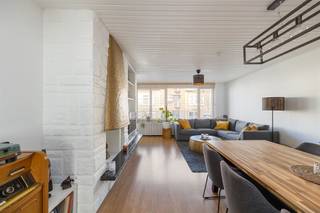 <p><strong>Instapklaar Appartement met Zuidgericht Terras, Inpandige Garage en Parkzicht in</strong> <strong>Hoboken</strong></p><p>Dit instapklare appartement op de eerste verdieping van een verzorgd gebouw met lift biedt comfort, licht en een prachtig groen uitzicht. Gelegen in een rustige, residentiële buurt nabij het park Meerlenhof, park Sorghvliet en de Hobokense Polder, woon je hier letterlijk tussen het groen én vlak bij alle voorzieningen.</p><p> </p><p></p><p></p><p>Via de inkomhal heb je toegang tot alle ruimtes van het appartement. De lichtrijke woonkamer sluit aan op een volledig ingerichte keuken en vormt samen een gezellige leefruimte.</p><p></p><p>Verder zijn er twee slaapkamers, een badkamer met ligbad/douche en dubbele wastafel, een gastentoilet en een praktische berging. De tweede slaapkamer geeft uit op het zonnige, zuidgerichte terras met zicht op het park.</p><p></p><p> </p><p>De inpandige garage is bij aan te kopen voor 16.000 euro en is rechtstreeks bereikbaar vanuit het appartement, inclusief aparte wasruimte en automatische garagepoort.</p><p> </p><p></p><p></p><p><strong>LOCATIE</strong></p><p>Rustig gelegen en toch bijzonder goed bereikbaar. In de nabije omgeving vind je scholen, winkels, openbaar vervoer en belangrijke invalswegen. Ideaal voor wie houdt van wonen in het groen zonder in te boeten aan bereikbaarheid.</p><p> </p><p></p><p></p><p><strong>TROEVEN</strong></p><p>+ Zuidgericht terras met parkzicht</p><p>+ Inpandige garage met automatische poort en wasplaats</p><p>+ Verzorgd gebouw met lift</p><p>+ Rustige ligging in het groen, nabij parken en natuur</p><p>+ Goede verbinding met openbaar vervoer en invalswegen</p><p>+ Praktische indeling met ruime berging en gastentoilet</p>